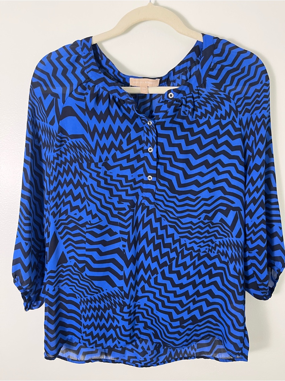 Banana Republic Blue & Black Zigzag Button-Up Blouse